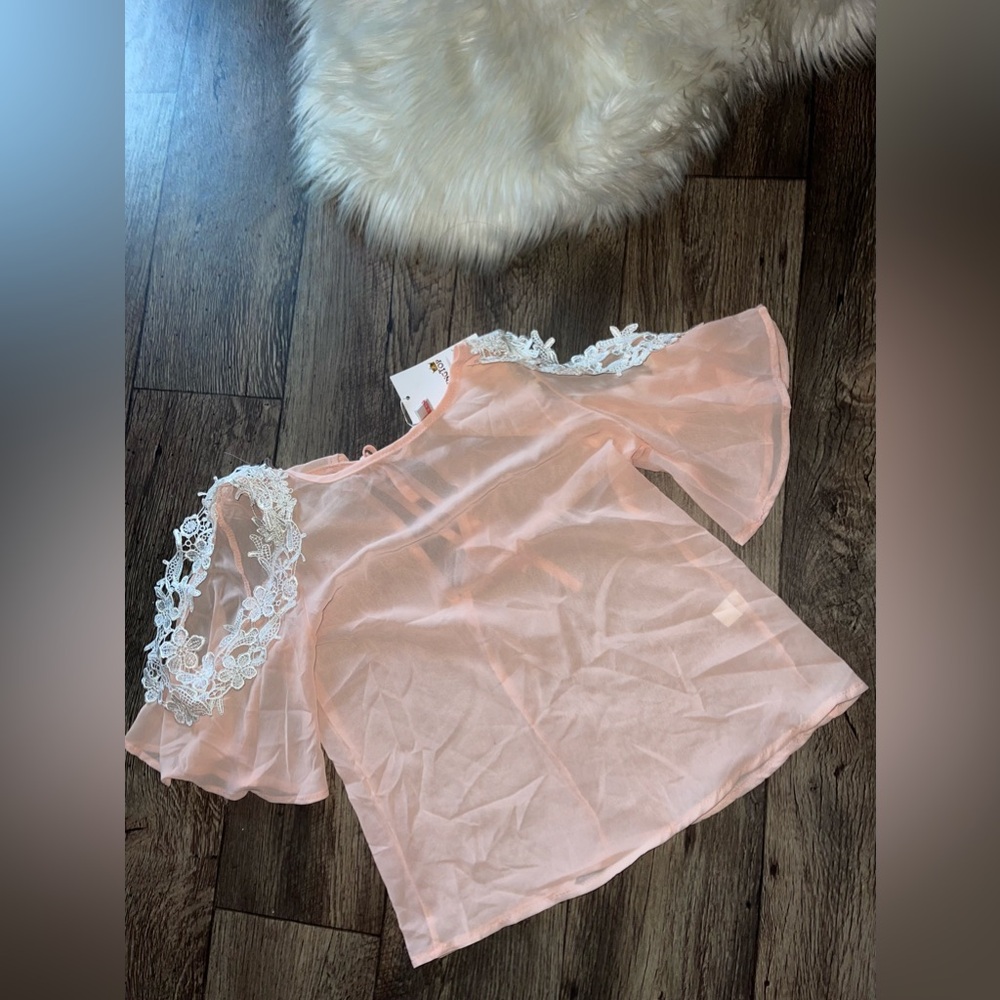 NWT💫 Beautiful Pink Cold Shoulder Sheer Blouse